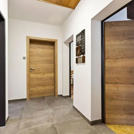 Spacious In With Garden Apartament *